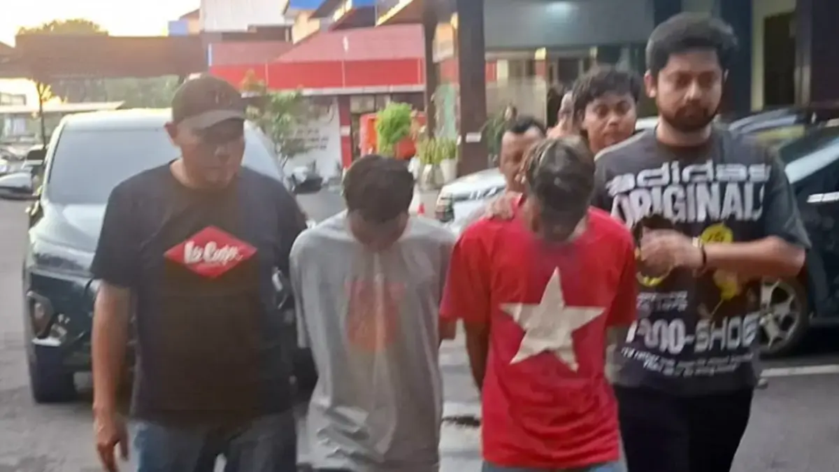 DIAMANKAN: Dua tersangka pencuri dan penadah motor asal Pasuruan saat diamankan Polda Jatim.(MAHRUS/RADAR SURABAYA)

