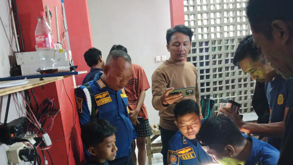 EVAKUASI: Tim Damkar Satpol PP Kota Probolinggo mengevakuasi kunci ring yang menyangkut di jari manis Riski, warga Desa Pesisir, Kabupaten Probolinggo, Jumat (1/5) malam. (DAMKAR SATPOL PP KOTA PROBOLINGGO FOR JAWA POS RADAR BROMO)