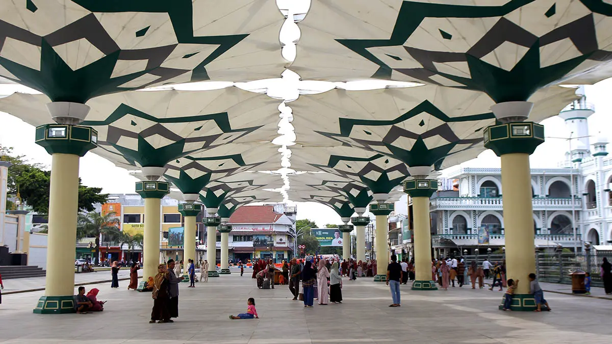 IKON: Kawasan Payung Madinah di sisi barat Alun-Alun Kota Pasuruan yang menjadi ikon wisata kota. Perawatan payung tersebut, setidaknya membutuhkan Rp 175 juta. (Mokhamad Zubaidillah/Radar Bromo)