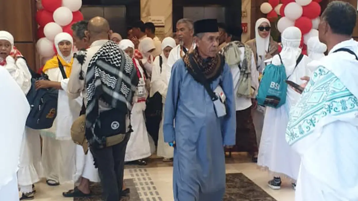 Jemaah haji asal Kota Probolinggo, sudah 9 hari tinggal di Madinah, Arab Saudi. Sabtu (2/5), mereka telah bergeser dari Madinah ke Kota Makkah. Juga mengambil miqot di Bir Ali, untuk menunaikan ibadah umrah wajib. (Istimewa)