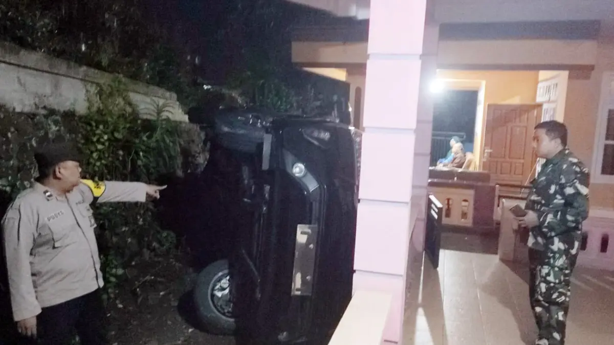 Kondisi mobil Innova yang masuk teras rumah warga di Puspo, Pasuruan, Sabtu (2/5).