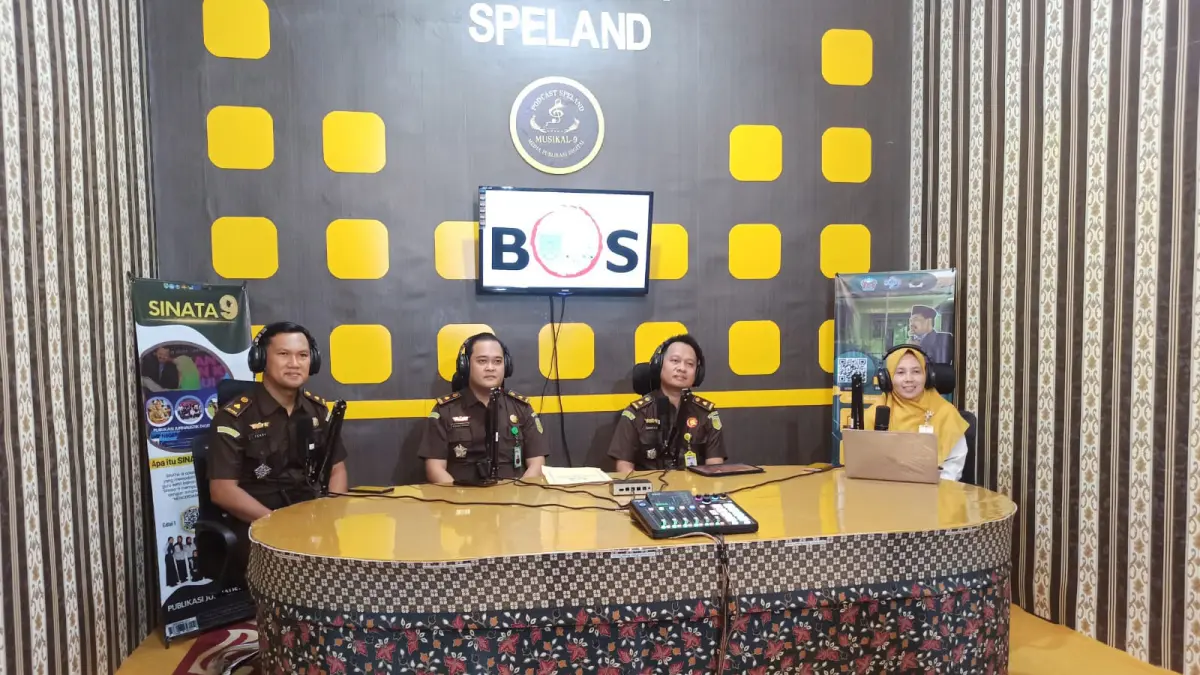KONSULTASI: Kepala Disdikbud Kota Probolinggo Siti Romlah bersama tim Klinik Konsultasi mengedukasi seluruh Tim Manajemen BOSP secara daring melalui kanal podcast dari SMPN 9 Kota Probolinggo. (ISTIMEWA)
