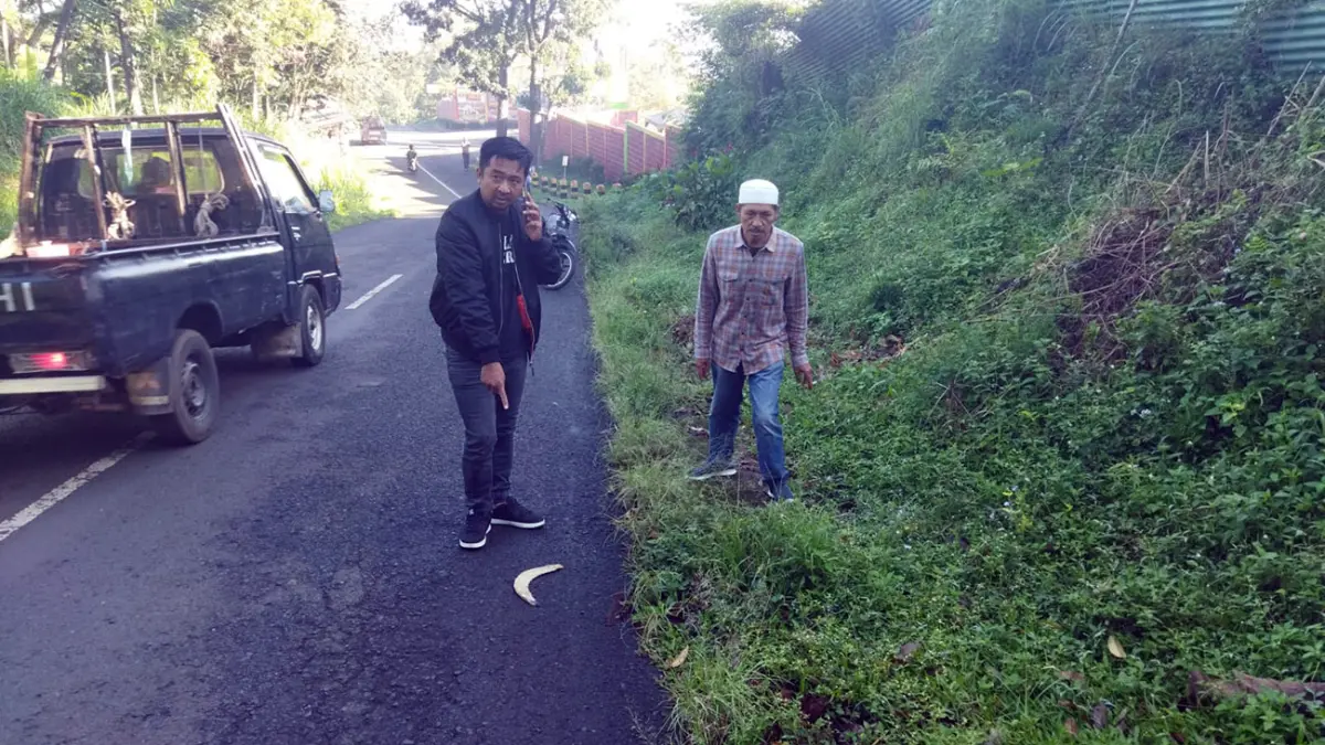 OLAH TKP: Petugas saat melakukan olah TKP aksi begal motor pada wisatawan Bukit Premium di jalan raya Ngembal, Tutur, Pasuruan. 
