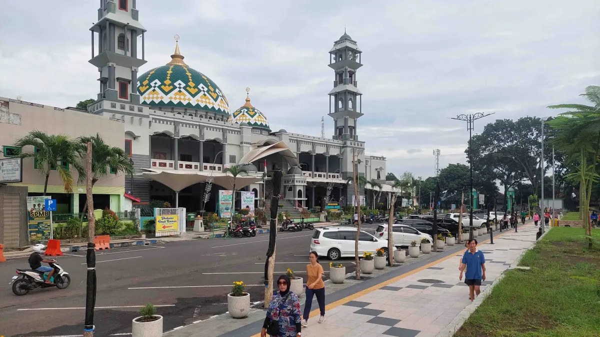 OLAHARGA: Sejumlah warga berolahraga di Alun-Alun Kota Probolinggo, yang menjadi salah satu destinasi wisata Kota Probolinggo. (ARIF MASHUDI/JAWA POS RADAR BROMO)