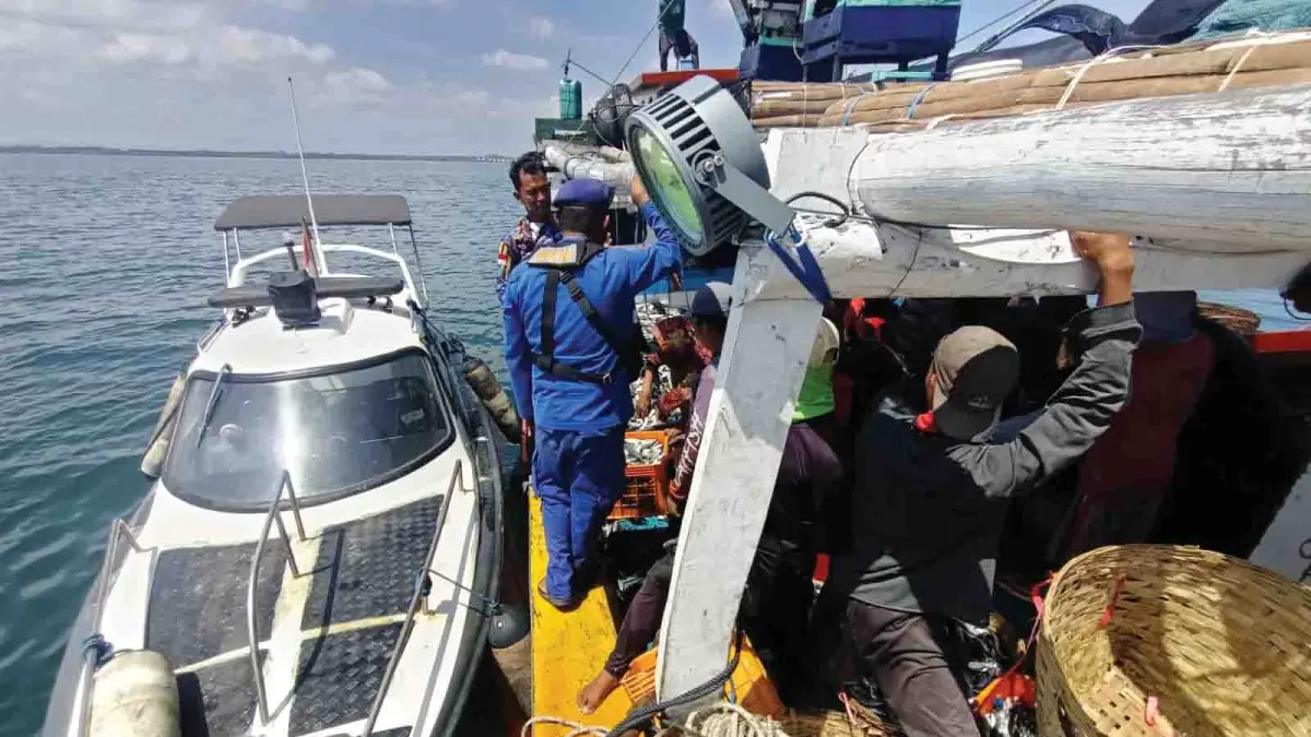 PENCARIAN: Satpolairud ketika melakukan pencarian terhadap nelayan asal Desa Gili Ketapang, Kecamatan Sumberasih, Kabupaten Probolinggo, Nari. (SATPOLAIRUD POLDA JATIM FOR JAWA POS RADAR BROMO)