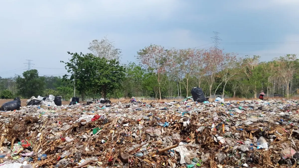 PENUH SAMPAH: Seorang warga berada di TPA Seboro, Kecamatan Krejengan, Kabupaten Probolinggo. (AGUS FAIZ MUSLEH/JAWA POS RADAR BROMO)