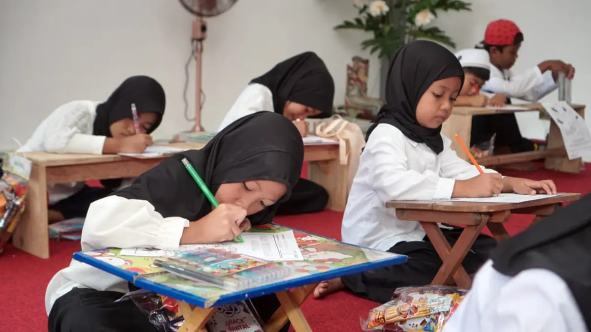 Sejumlah bocah tengah asyik belajar