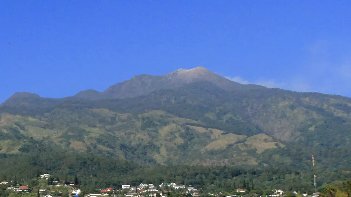 SIAP DIDAKI: Gunung Arjuno-Welirang yang menjadi jujukan banyak pendaki. (MOKHAMAD ZUBAIDILLAH/JAWA POS RADAR BROMO)