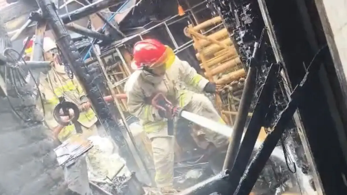 SIRAM: Tim Damkar Satpol PP Kota Probolinggo memadamkan api di gudang milik Sugik, warga Kelurahan Wiroborang, Kota Probolinggo, Jumat (1/5). (DAMKAR SATPOL PP KOTA PROBOLINGGO FOR JAWA POS RADAR BROMO)