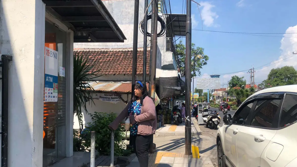 TKP: Lokasi hilangnya motor milik Ninik Andriani, di depan sebuah ATM, Jalan Panglima Sudirman, Kota Probolinggo, &nbsp;Sabtu (2/5). (INNEKE AGUSTIN/JAWA POS RADAR BROMO
)