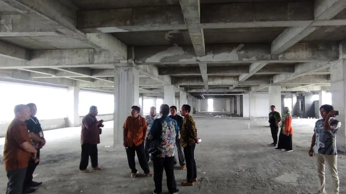 Anggota Komisi III DPRD Kota Probolinggo saat mengecek lantai III RSUD Ar Rozy yang belum rampung dibangun sama sekali, Senin (4/5). 