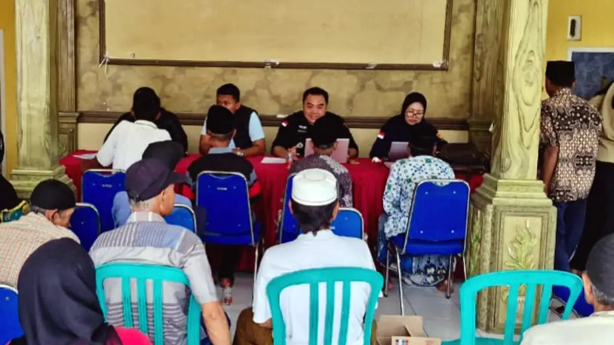 ATENSI: Penyidik Kejari Kabupaten Probolinggo memeriksa puluhan warga Desa Maron Kulon, Kecamatan Maron, atas dugaan korupsi KUR Tani fiktif. Mereka diperiksa di kantor Desa Maron Kulon, Kamis (30/4) pekan lalu. 