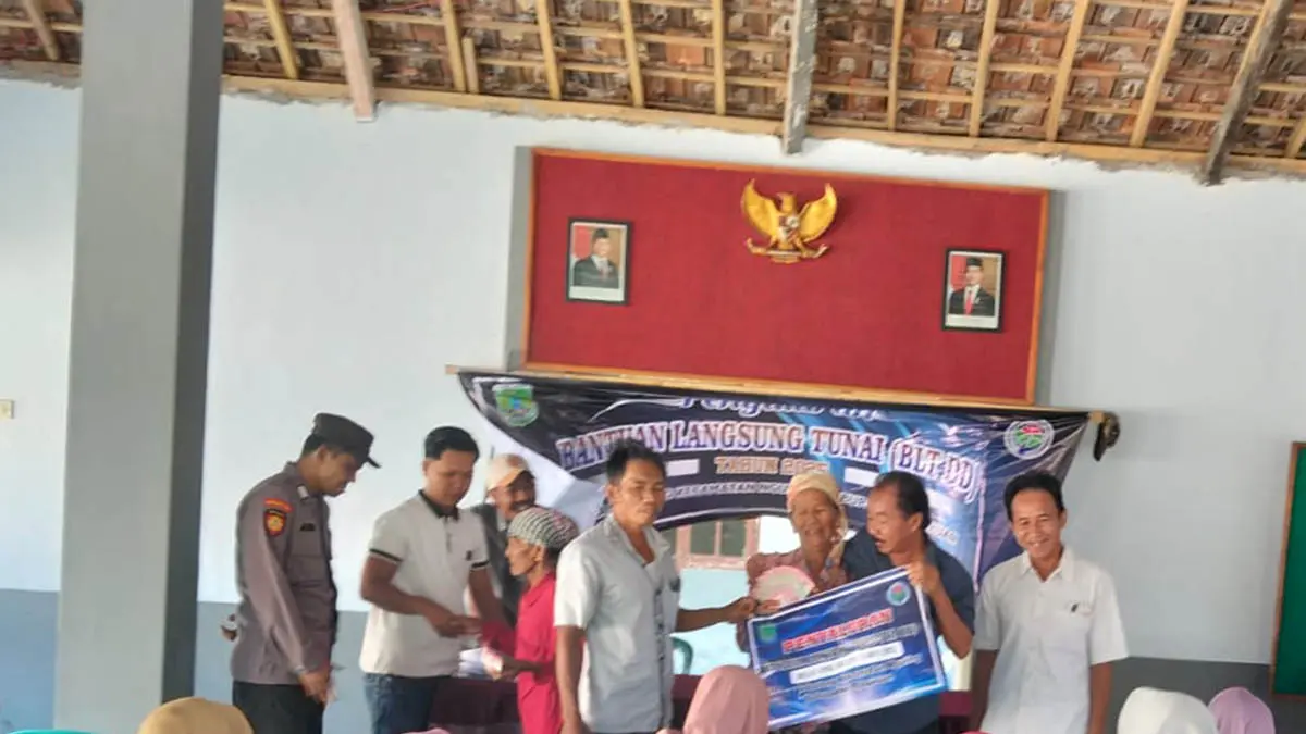 BANTU FINANSIAL: Penyerahan bantuan langsung tunai dari dana desa (BLT –DD) tahun anggaran 2025 bantu perekonomian warga. (Foto: Pemdes Sebalong for Jawa Pos Radar Bromo)