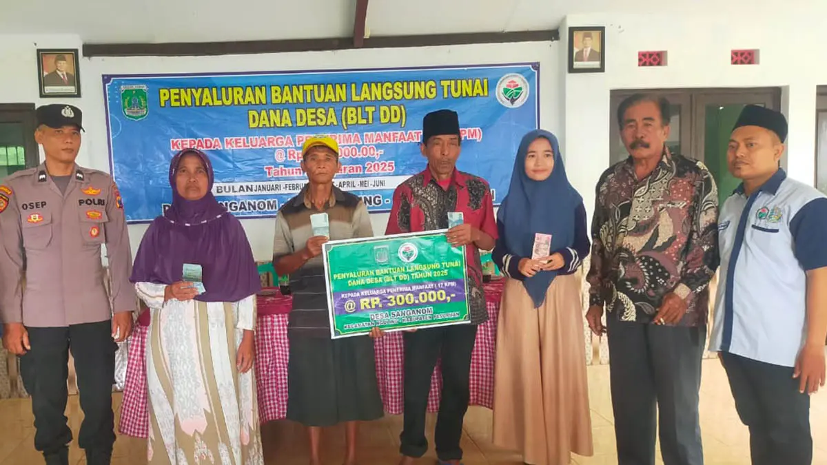 BANTU WARGA : Penyaluran BLT DD tahun anggaran 2025 membantu warga memenuhi kebutuhan pokok warga. (Foto: Pemdes Sanganom for Jawa Pos Radar Bromo)