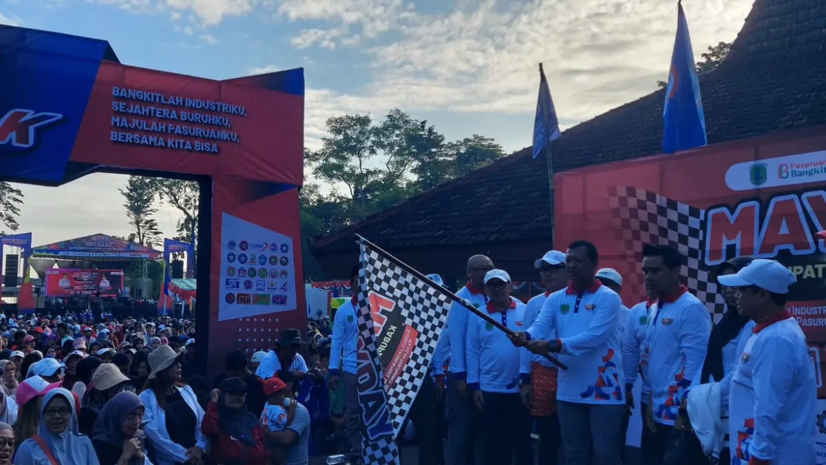BERANGKATKAN: Sekretaris Daerah Yudha Triwidya Sasongko melepas peserta fun walk. (Foto: Pemkab pasuruan for Jawa Pos Radar Bromo)