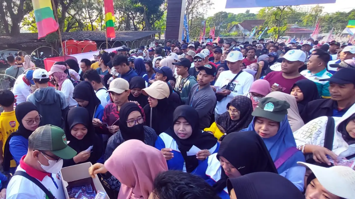 DIKUMPULKAN: Kupon jalan sehat dikumpulkan ditengah rute untuk selanjutnya diundi. (Foto: Pemkab pasuruan for Jawa Pos Radar Bromo)