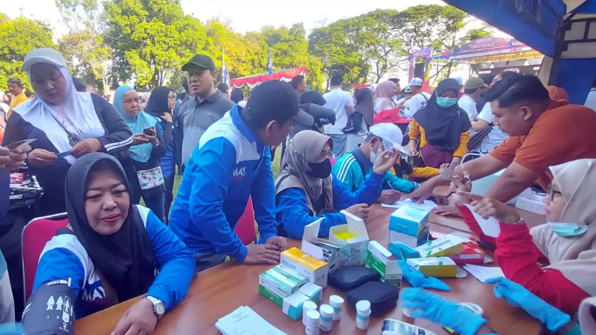 GRATIS : Peserta jalan sehat memanfaatkan layanan kesehatan gratis yang disediakan panitia. (Foto: Pemkab pasuruan for Jawa Pos Radar Bromo)