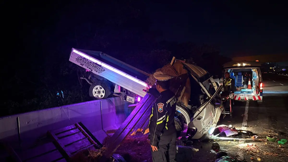 HILANG KENDALI: Kondisi pikap usai alami pecah ban hingga membuat menabrak guardrail di tol Gempas, (4/5).