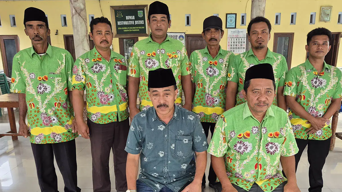 JAJARAN PEMERINTAHAN DESA: Kades Sudimulyo bersama jajaran perangkat desa yang selalu kompak melayani masyarakat. (Foto: Fahrizal Firmani/Jawa Pos Radar Bromo)