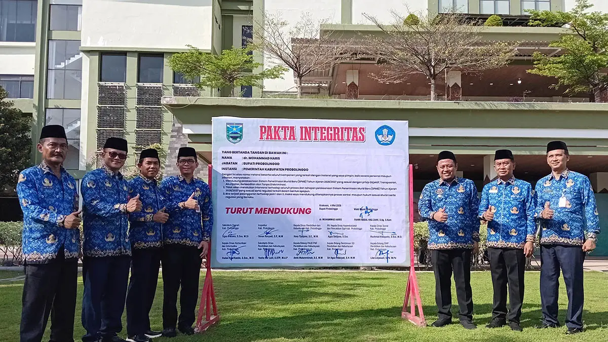 KAWAL BERSAMA: Bersama beberapa kepala OPD, Wakil Bupati Probolinggo Fahmi AHZ memastikan Penerimaan siswa baru berjalan adil sesuai regulasi, tanpa campur tangan. (Foto: Didik Purwanto/Jawa Pos Radar Bromo)