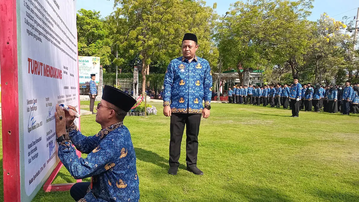 PAKTA INTEGRITAS: Kepala Disdikdaya Kabupaten Probolinggo Hary Tjahjono menandatangani Pakta integritas SPMB 2026/2027 disaksikan Wakil Bupati Probolinggo Ra Fahmi AHZ. (Foto: Didik Purwanto/Jawa Pos Radar Bromo)

