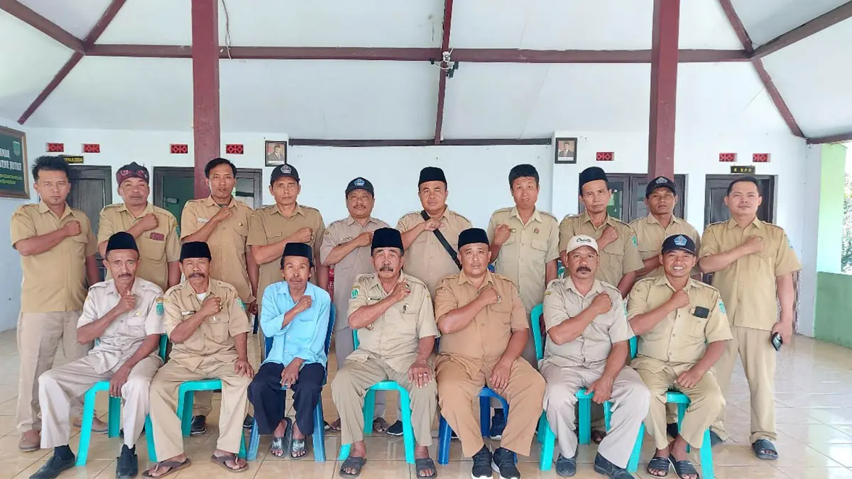 PRO RAKYAT : Jajaran Pemerintah Desa Sanganom dipimpin Kepala Desa Agun siap memberikan pelayanan terbaik. (Foto: Pemdes Sanganom for Jawa Pos Radar Bromo)