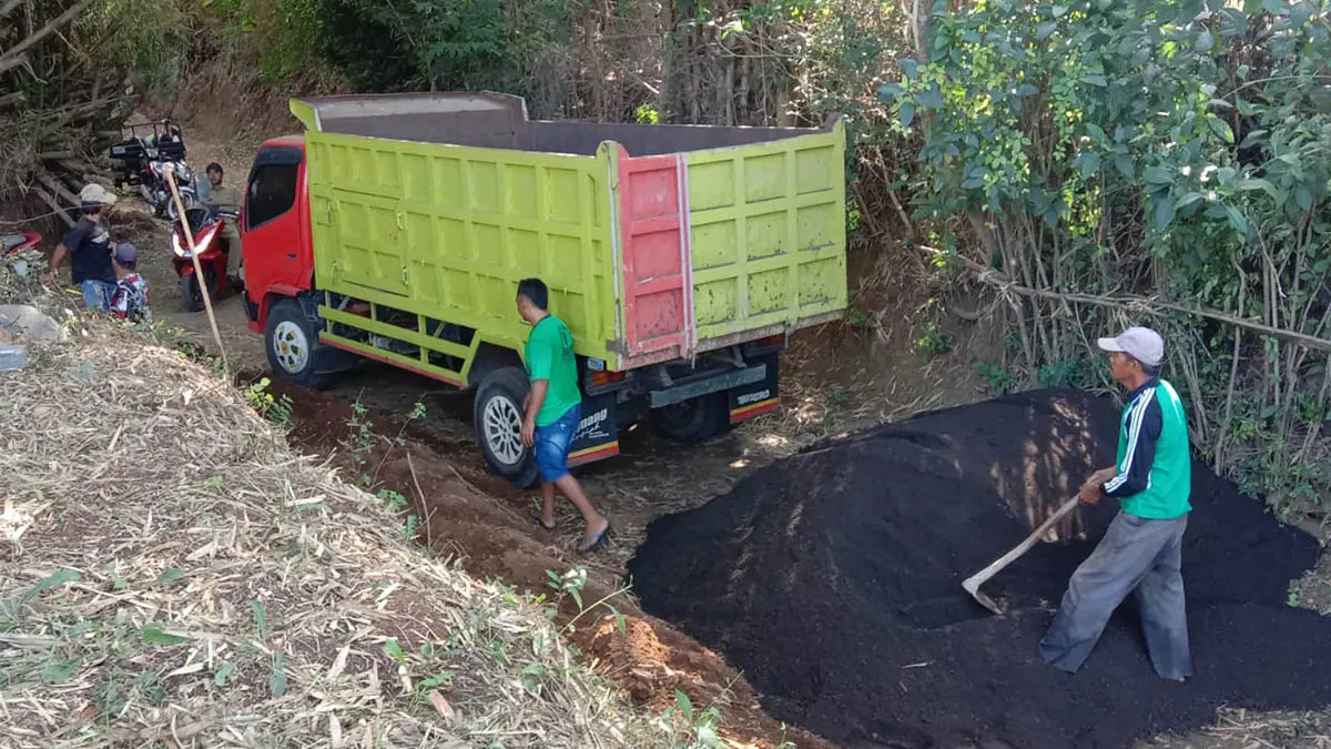PROSES PEMBANGUNAN: Pemasangan paving di Dusun Sumber saat pertama kali dikerjakan. Kini akses jalan sudah makin mulus. (Foto: Fuad Alyzen/Jawa Pos Radar Bromo)