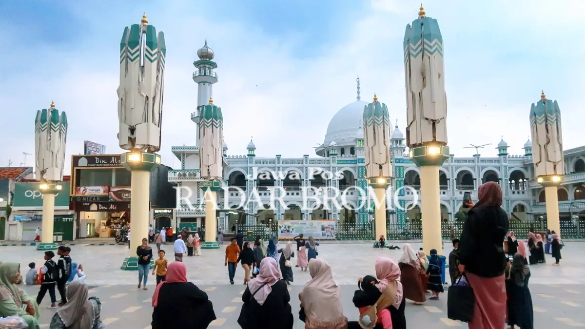 STAGNAN: Wisatawan lokal saat berkunjung ke kawasan payung Madinah, Masjid Agung, Kota Pasuruan. Saat ini rata-rata lama menginap wisatawan di kota hanya satu hari. Sama dengan tahun 2025. (Mokhamad Zubaidillah/ Radar Bromo)