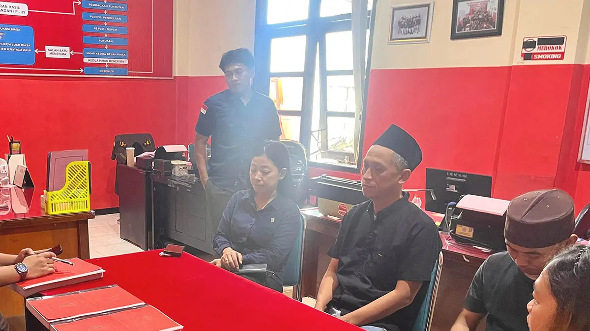TAHAP DUA: Jaksa Penuntut Umum Kejari Kabupaten Probolinggo menerima tersangka dan barang bukti perkara pencurian dengan pemberatan di kasus turis asal Thailand. (Foto: dok Jawa Pos Radar Bromo)