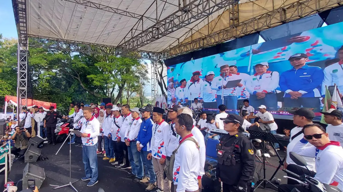 USULAN: Pembacaan petisi oleh salah satu ketua serikat pekerja. Petisi sudah ditandatangani oleh Bupati Mas Rusdi dan diteruskan ke pemerintah pusat. (Foto: Pemkab pasuruan for Jawa Pos Radar Bromo)