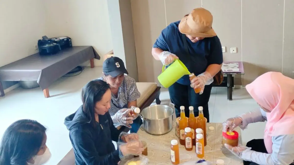 BERDAYA: Sejumlah warga Desa Wonotoro, Kecamatan Sukapura, memproduksi selai dan sirup karikaya (PEMDES WONOTORO FOR JAWA POS RADAR BROMO)