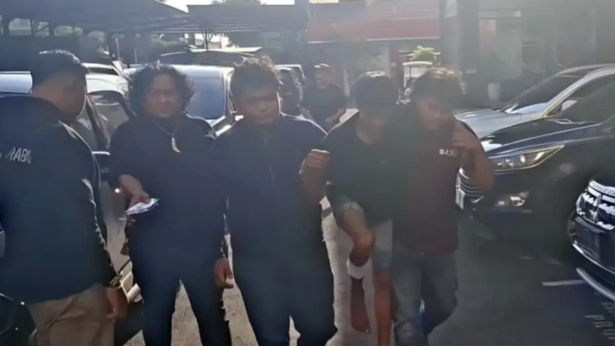 DIBOPONG: Subdit Jatanras Ditreskrimum Polda Jatim menangkap begal sadis yang membacok mahasiswi yang hendak mendaki Bukit Premium, Pasuruan.(MAHRUS/RADAR SURABAYA)
