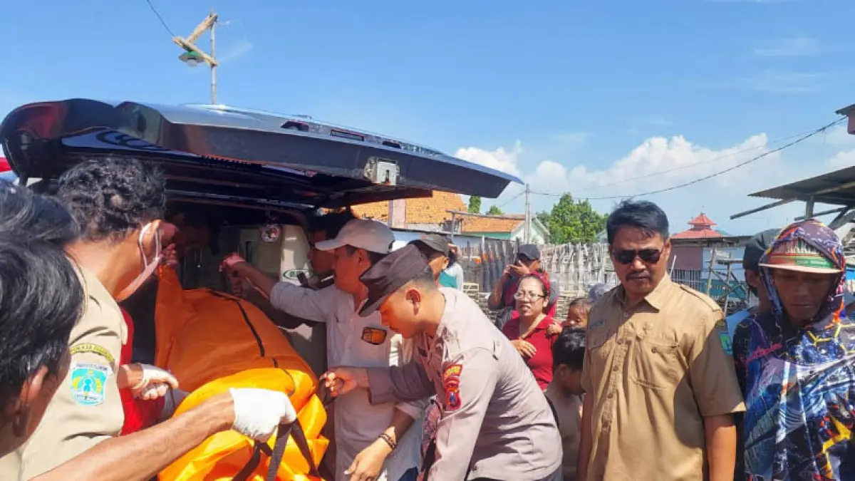EVAKUASI: Personel kepolisian bersama warga membawa mayat perempuan yang ditemukan di perairan di Desa Mlaten, Nguling, Selasa (5/5) siang. (Foto: Istimewa)