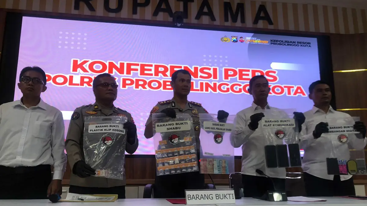 Kapolres Probolinggo Kota AKBP Rico bersama jajaran saat menunjukkan sejumlah barang bukti ungkap kasus narkoba di wilayahnya. (Inneke Agustin/ Radar Bromo)