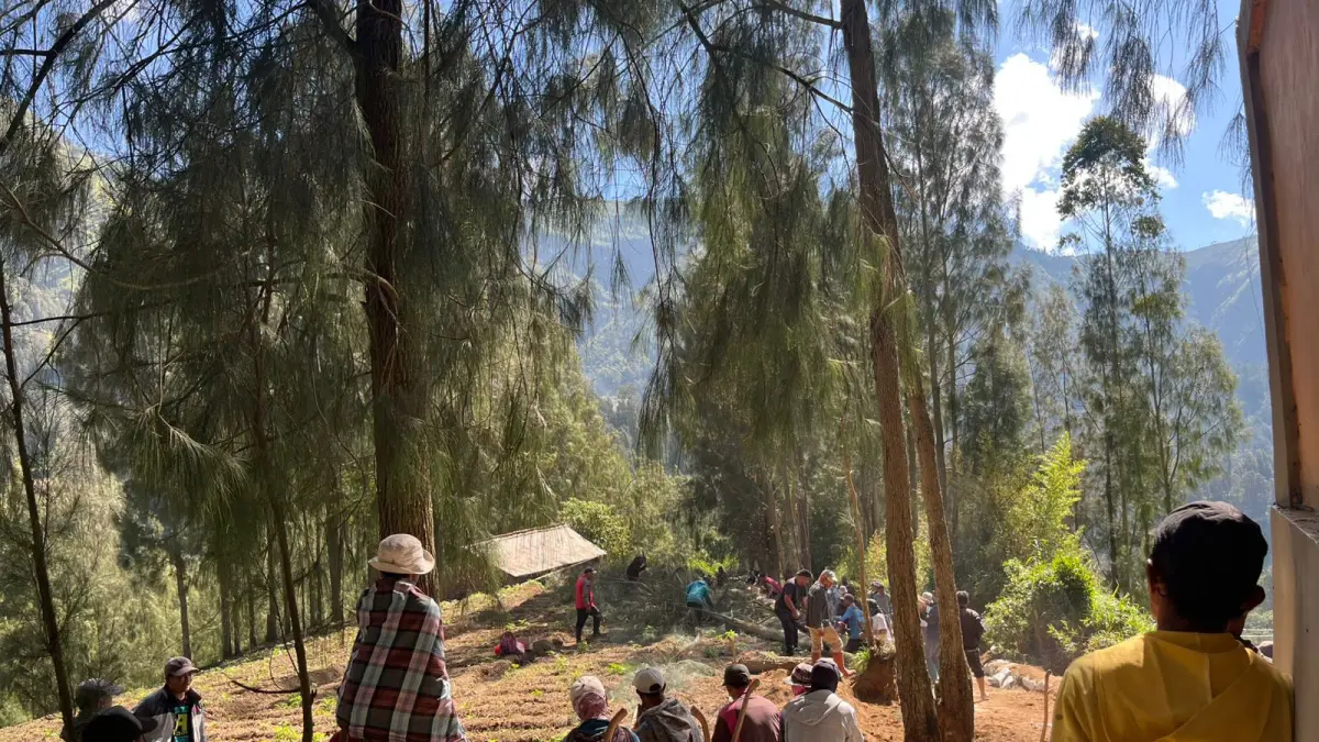 KOMPAK: Pemerintah Desa Wonotoro bersama masyarakat mempaving jalan usaha tani di Desa Wonotoro, secara swadaya.  (PEMDES WONOTORO FOR JAWA POS RADAR BROMO)