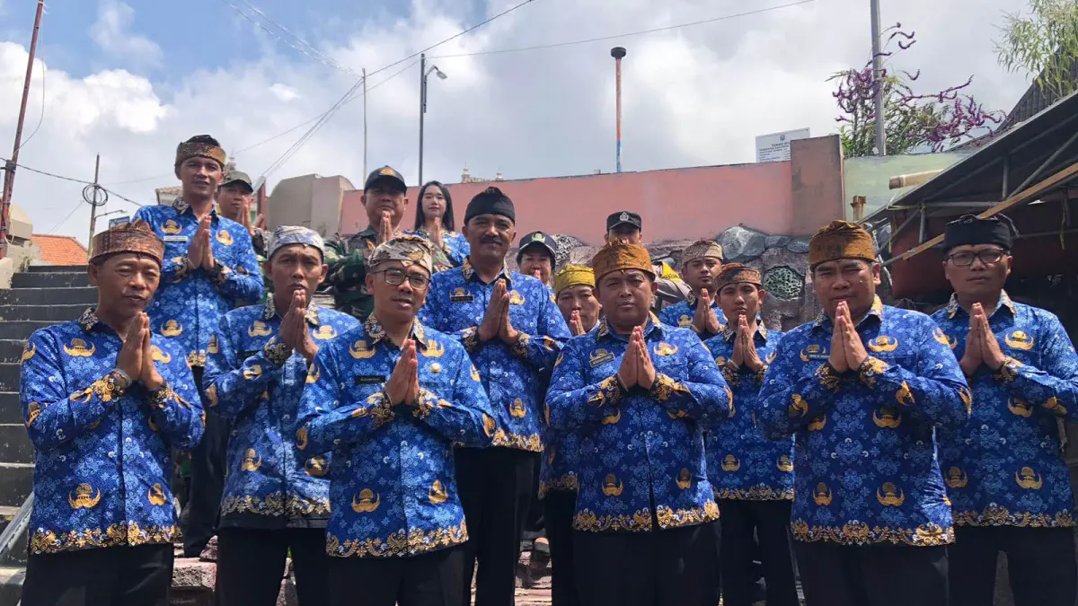 KOMPAK: Perangkat Desa Ngadisari, Kecamatan Sukapura, berfoto bersama Babinsa dan Babinkamtibmas, Senin (4/5) (INNEKE AGUSTIN/RADAR BROMO)