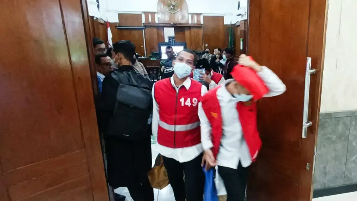 MINTA FASILITAS KESEHATAN: Terdakwa pesta gay usai menjalani sidang di PN Surabaya. Mereka dituntut 1-1,5 tahun penjara.(IST/RADAR SURABAYA)