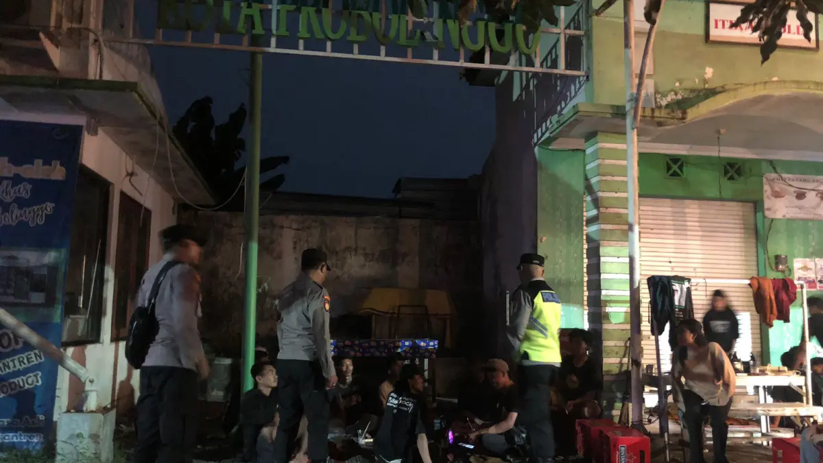 PATROLI: Anggota Polres Probolinggo Kota melakukan patroli di angkringan depan TWSL Kota Probolinggo, Sabut (2/5) malam. (INNEKE AGUSTIN/ JAWA POS RADAR BROMO)