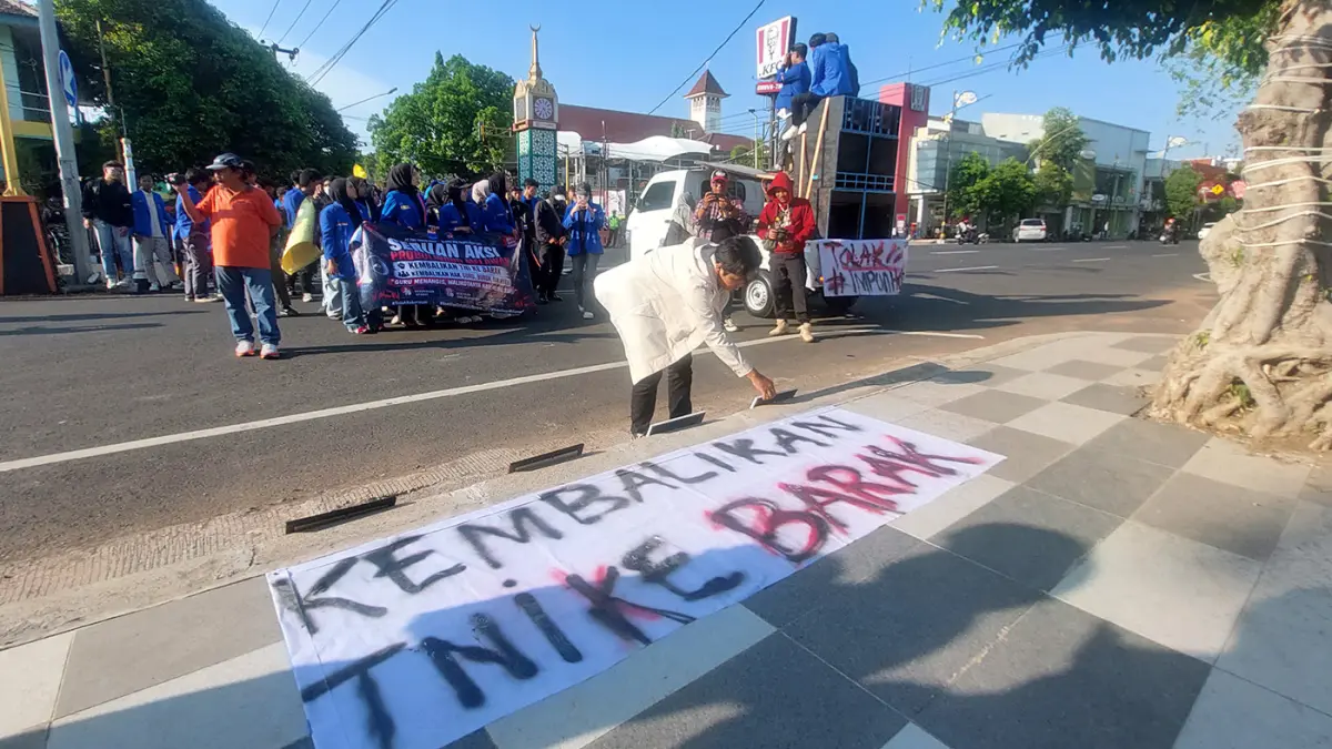 SAMPAIKAN ASPIRASI: Sejumlah aktivis mahasiswa PMII dan BEM Probolinggo berujuk rasa di depan Kodim 0820 Probolinggo, Selasa (5/5) sore. (Arif Mashudi/ Radar Bromo)