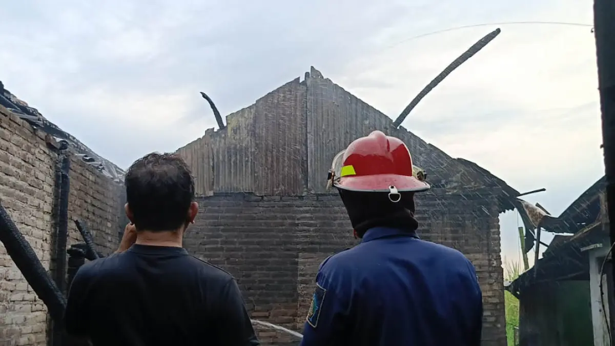 SEBELUM PADAM: Personel damkar di rumah warga di Dusun Tanjung, Desa/Kecamatan Gempol yang terbakar Senin (5/5) sore. (Foto: Istimewa)