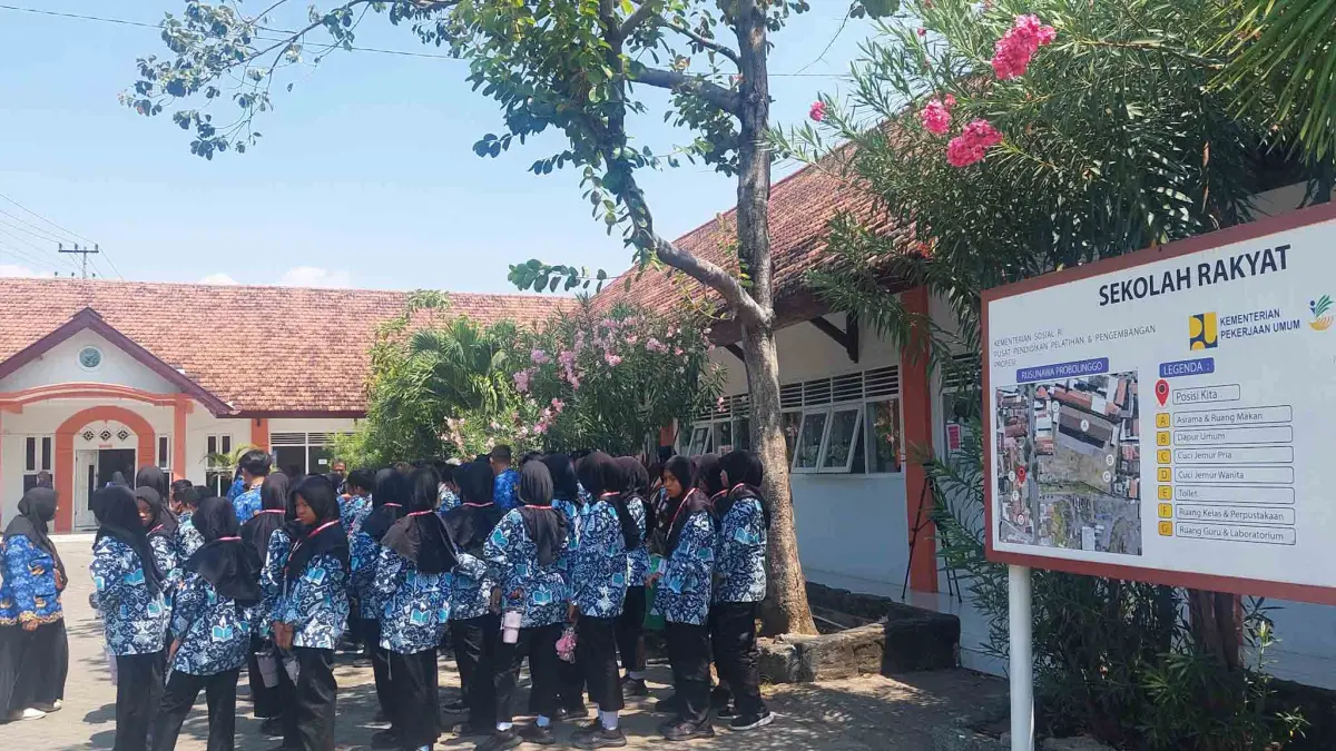 SEKOLAH RAKYAT: Sejumlah pelajar Sekolah Rakyat Terintegrasi 7 Kota Probolinggo, mengikuti kegiatan di halaman sekolah. (ARIF MASHUDI/JAWA POS RADAR BROMO)