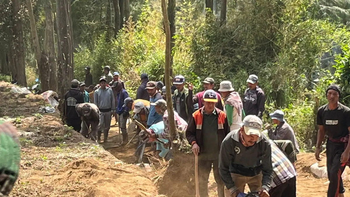 SEMANGAT: Warga Desa Wonotoro berkerja bakti membersihkan jalanan desa untuk menjaga serta merawat insfrastruktur yang telah terbangun. (PEMDES WONOTORO FOR JAWA POS RADAR BROMO)