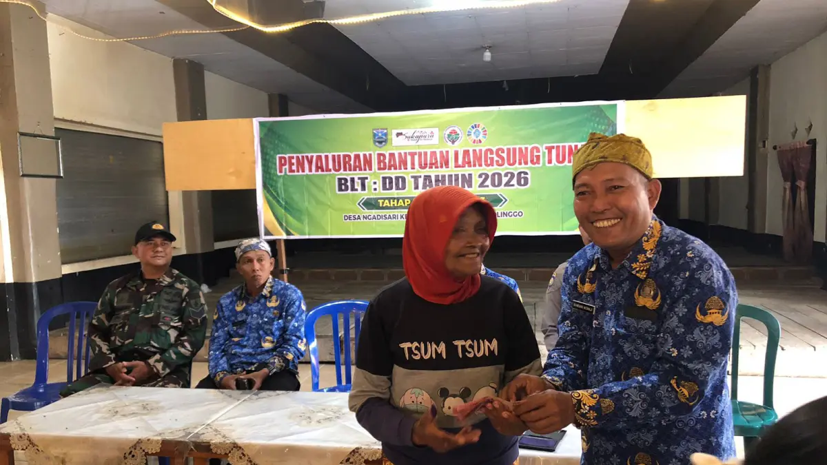 SENANG: Salah satu warga penerima BLT DD Tahap 1 tampak senang menerima bantuan dari Pemerintah Desa Ngadisari, Kecamatan Sukapura. (INNEKE AGUSTIN/JAWA POS RADAR BROMO)