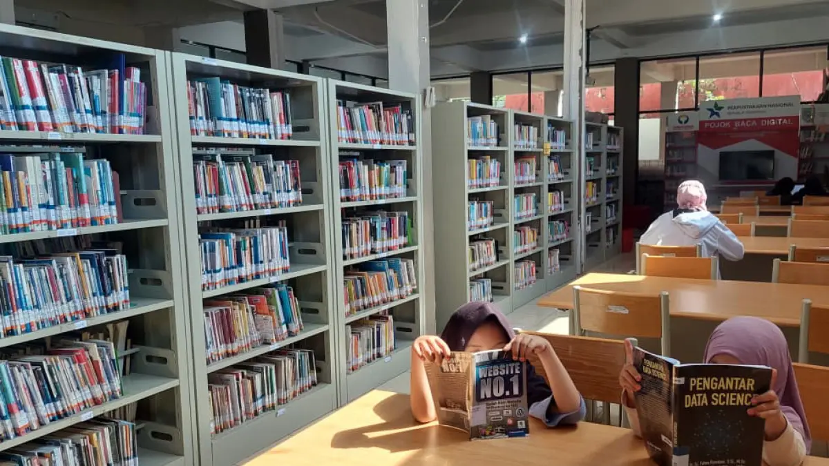 TAMBAH ILMU: Sejumlah pelajar membaca buku di Perpustakaan Daerah Kota Probolinggo. (ARIF MASHUDI/JAWA POS RADAR BRMO)