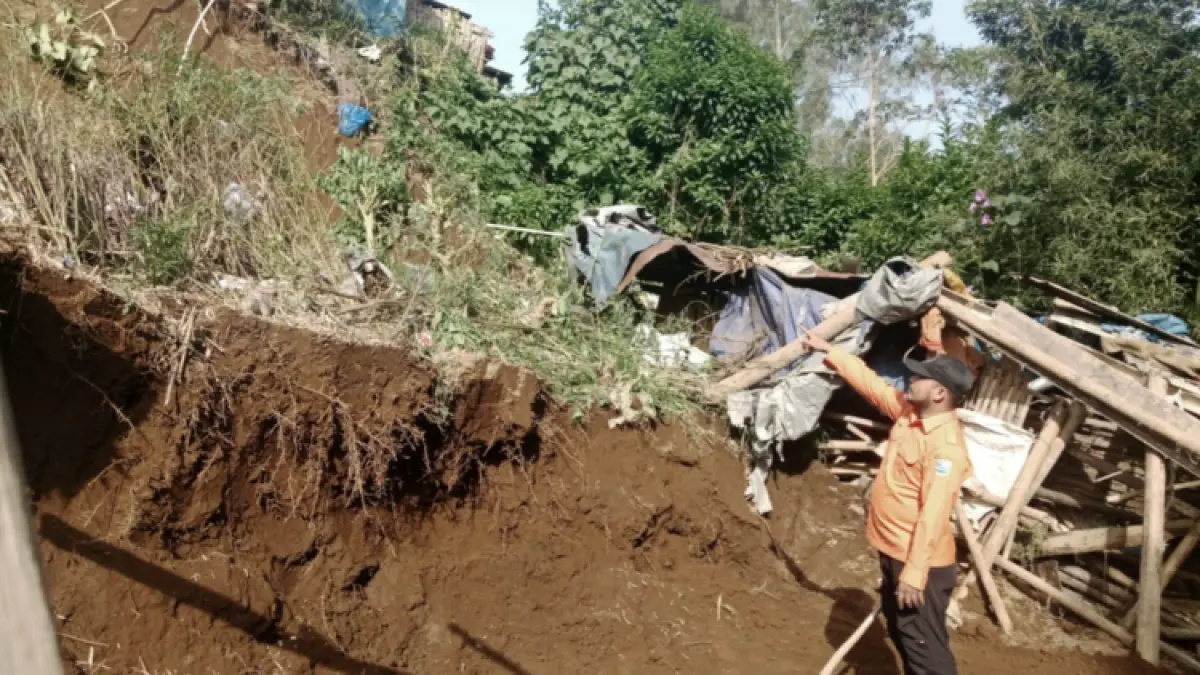 ASESMEN: Anggota BPBD Kabupaten Probolinggo melakukan asesmen longsor di Desa Pandansari, Kecamatan Sumber. (BPBD KABUPATEN PROBOLINGGO for Jawa Pos Radar Bromo)