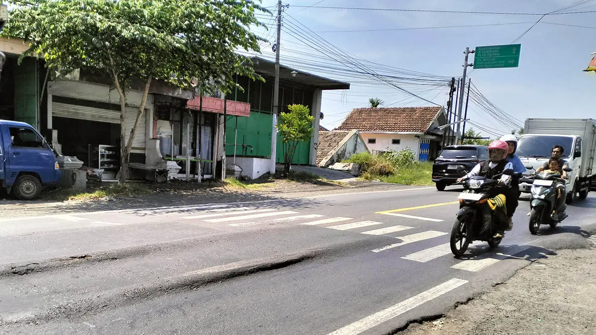 BAHAYAKAN PENGENDARA: Ruas jalan pantura Desa Pajurangan, Kecamatan Gending bergelombang berpotensi menyebabkan kecelakaan pengguna jalan. (Foto : Achmad Arianto/Jawa Pos Radar Bromo)