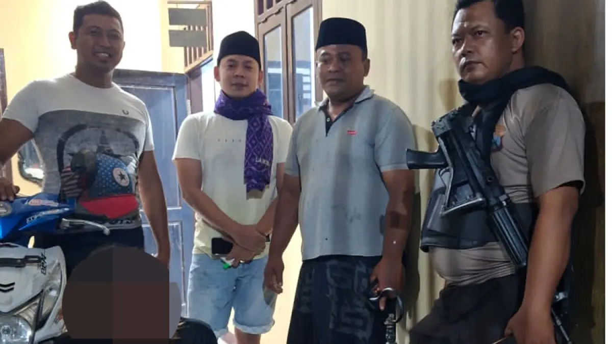 DIAMANKAN: Terduga maling burung berinisial Ly, diamankan ke Mapolsek Krejengan bersama barang buktinya. (POLSEK KREJENGAN FOR JAWA POS RADAR BROMO)