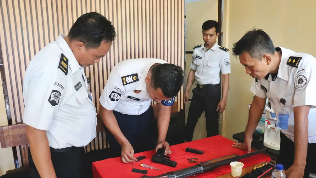 DICEK: Petugas Rutan Kelas IIB Kraksaan melakukan pengecekan senjata api. (ACHMAD ARIANTO/JAWA POS RADAR BROMO)
