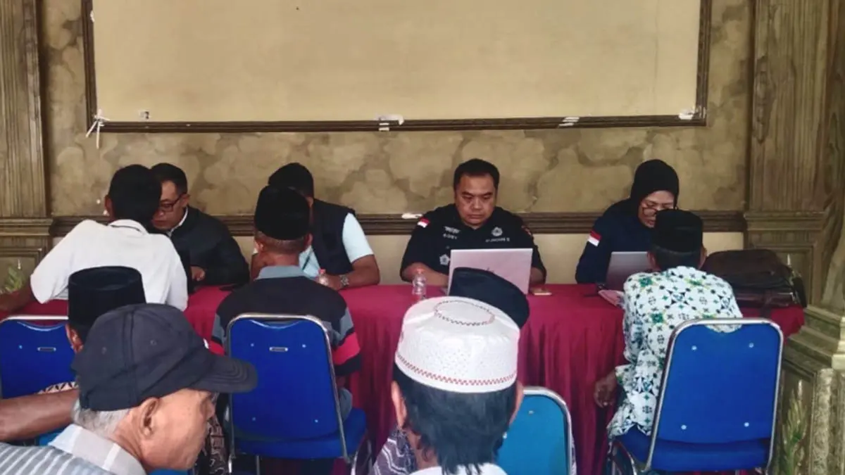 DIPERIKSA: Penyidik Kejari Kabupaten Probolinggo memeriksa puluhan warga Desa Maron Kulon atas dugaan korupsi KUR Tani fiktif bank BUMN. (Foto: Istimewa)