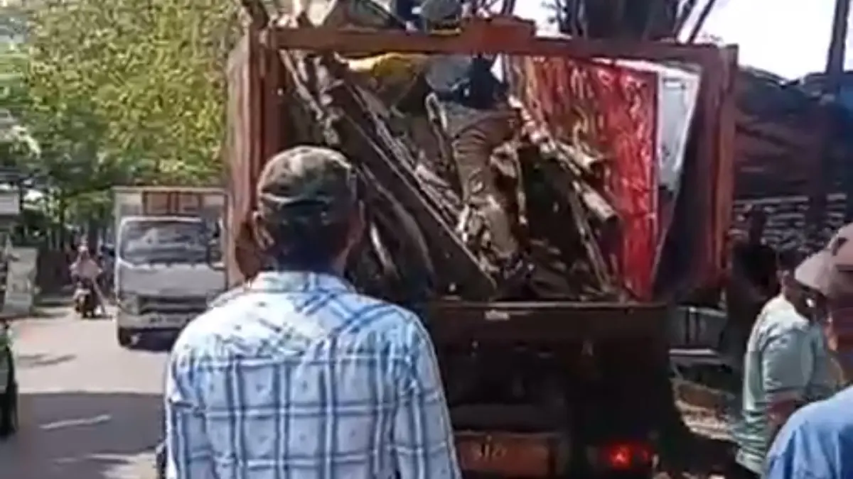 DITERTIBKAN: Kepala Desa Bulu Dimas Eko Romadhoni (bertopi) mendatangi proses penertiban PKL di ruas jalan Desa Bulu. (SCREENSHOT)